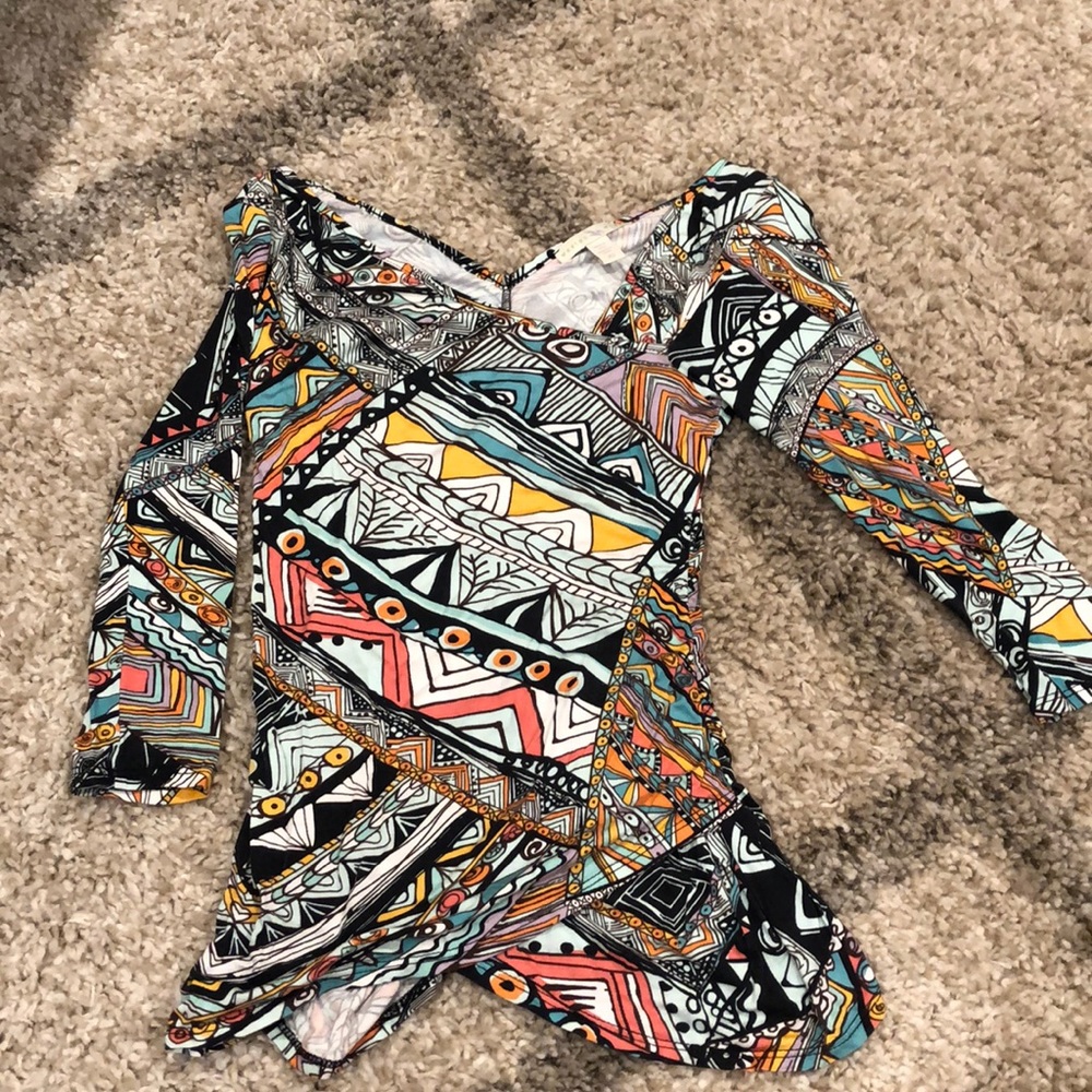 Quarter sleeve pattern shirt.